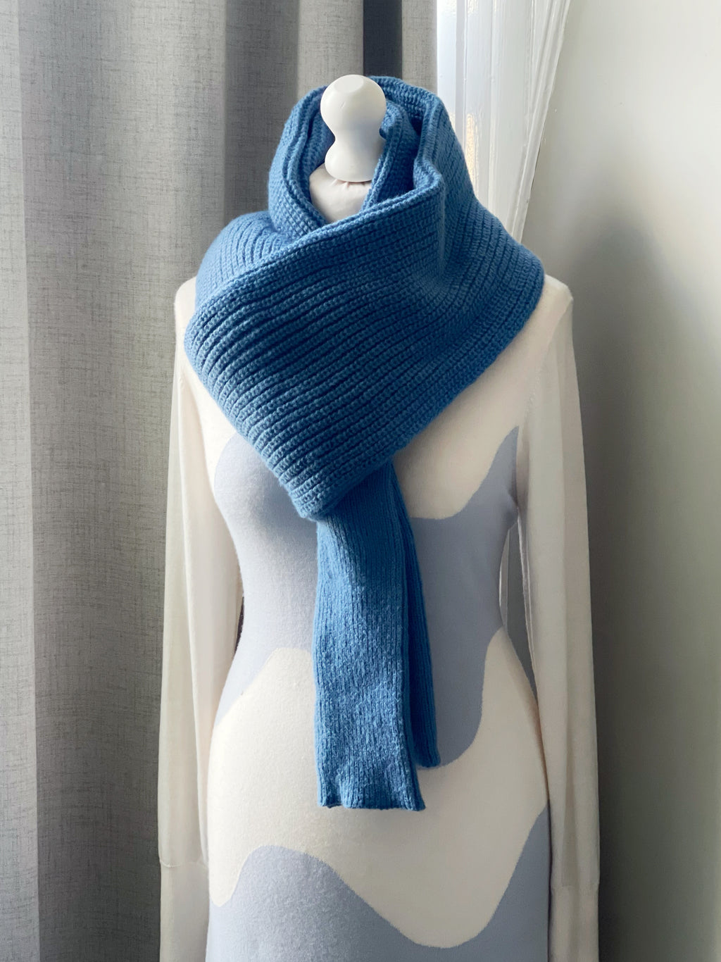 Brushed scarf with thumb holes - Blue