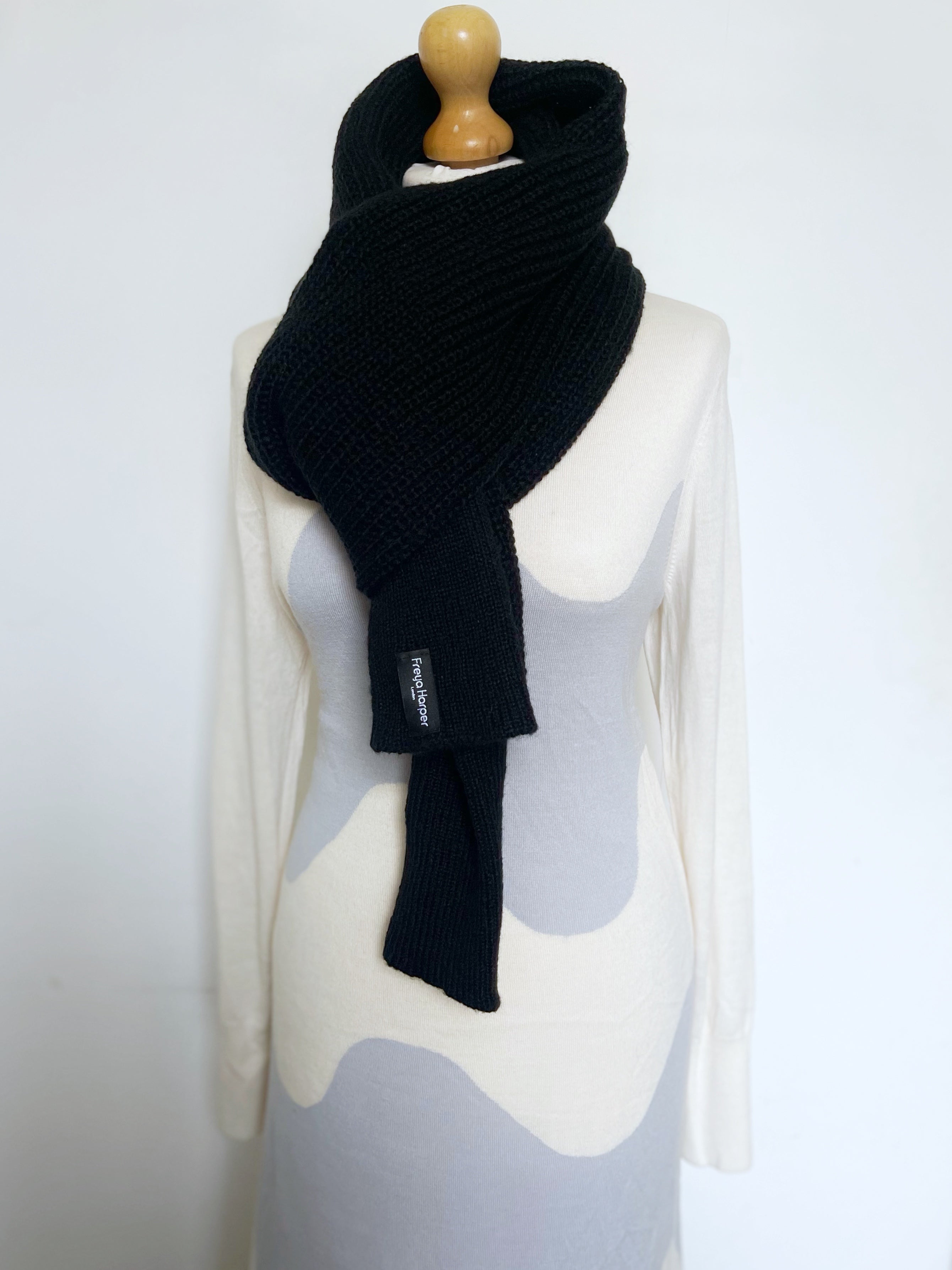 Soft brushed scarf - Black