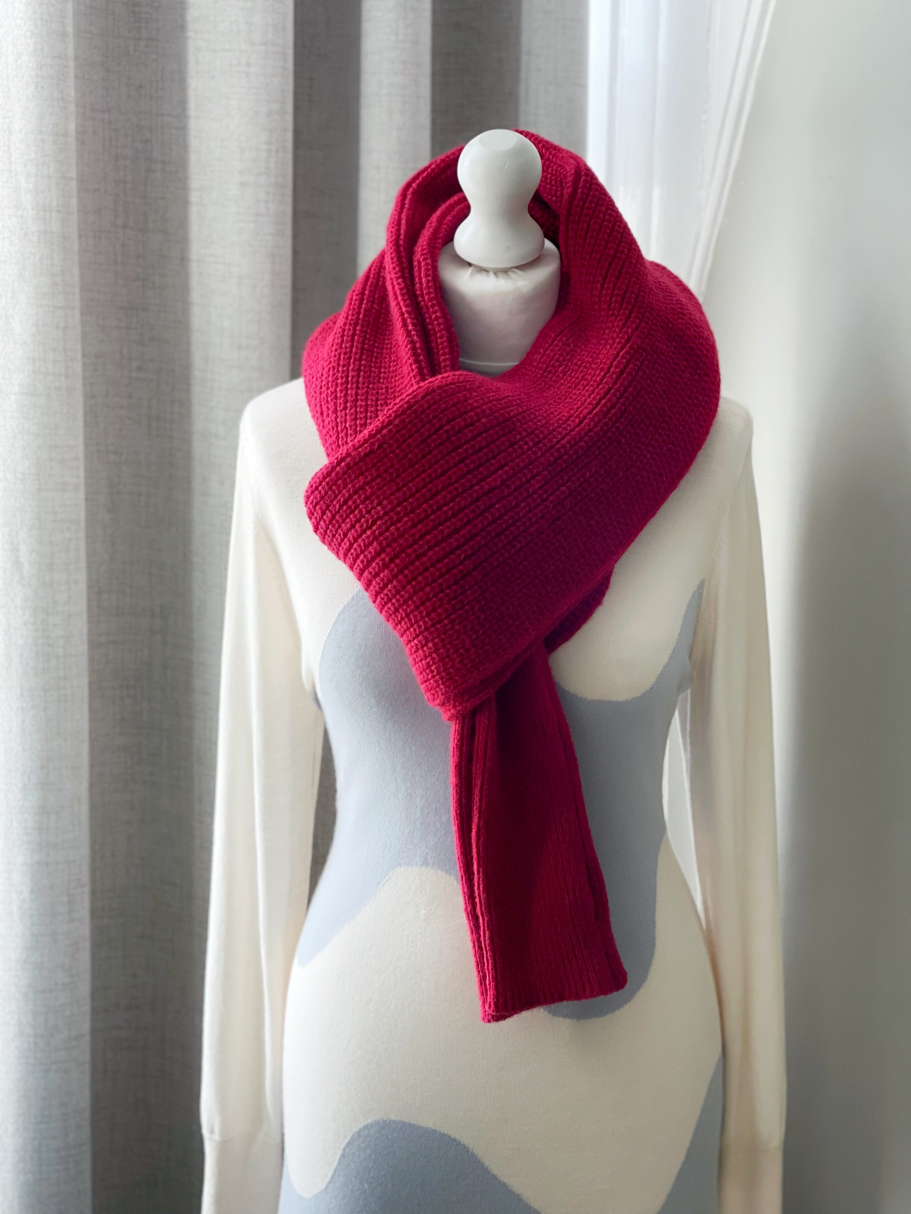 Brushed scarf with thumb holes - Red
