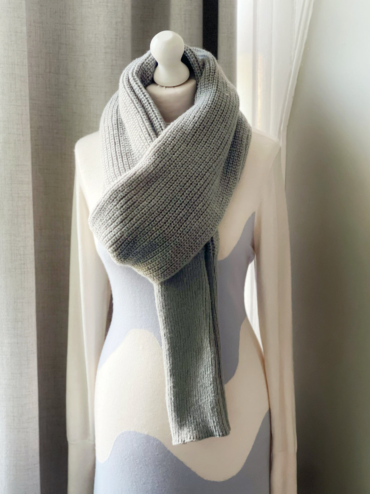 Brushed scarf with thumb holes - light grey