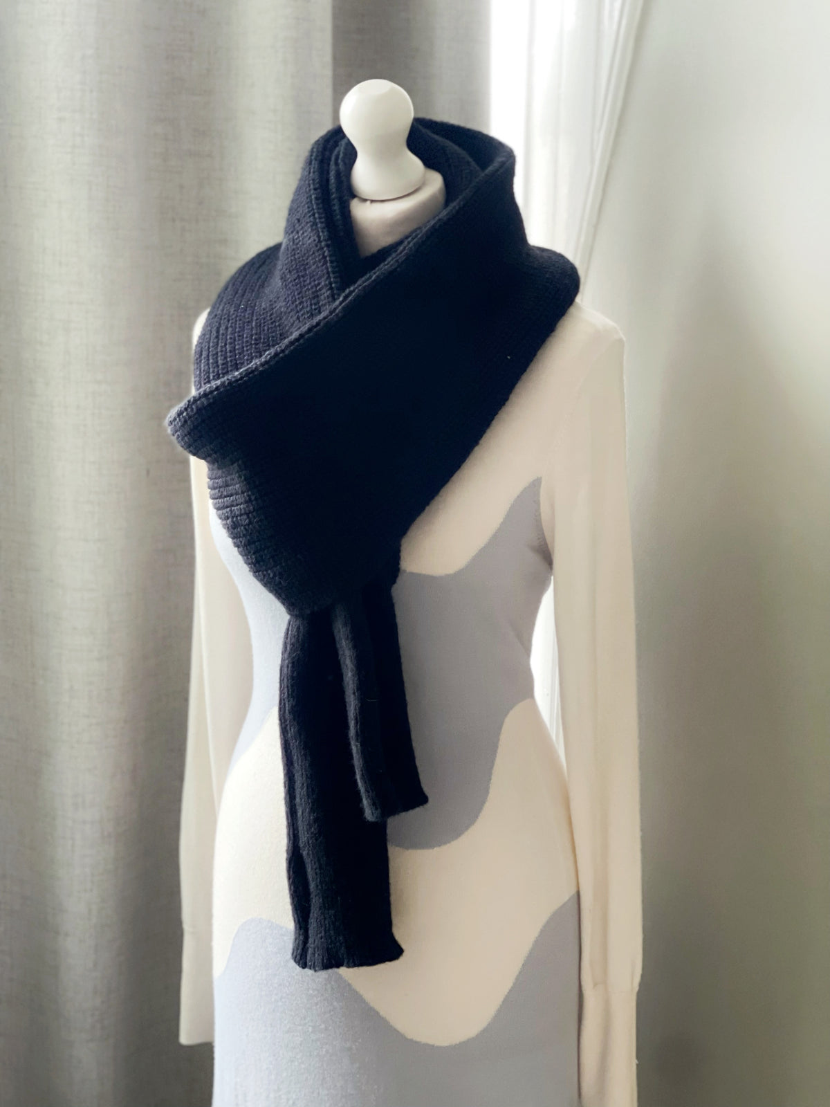 Brushed scarf with thumb holes - Black