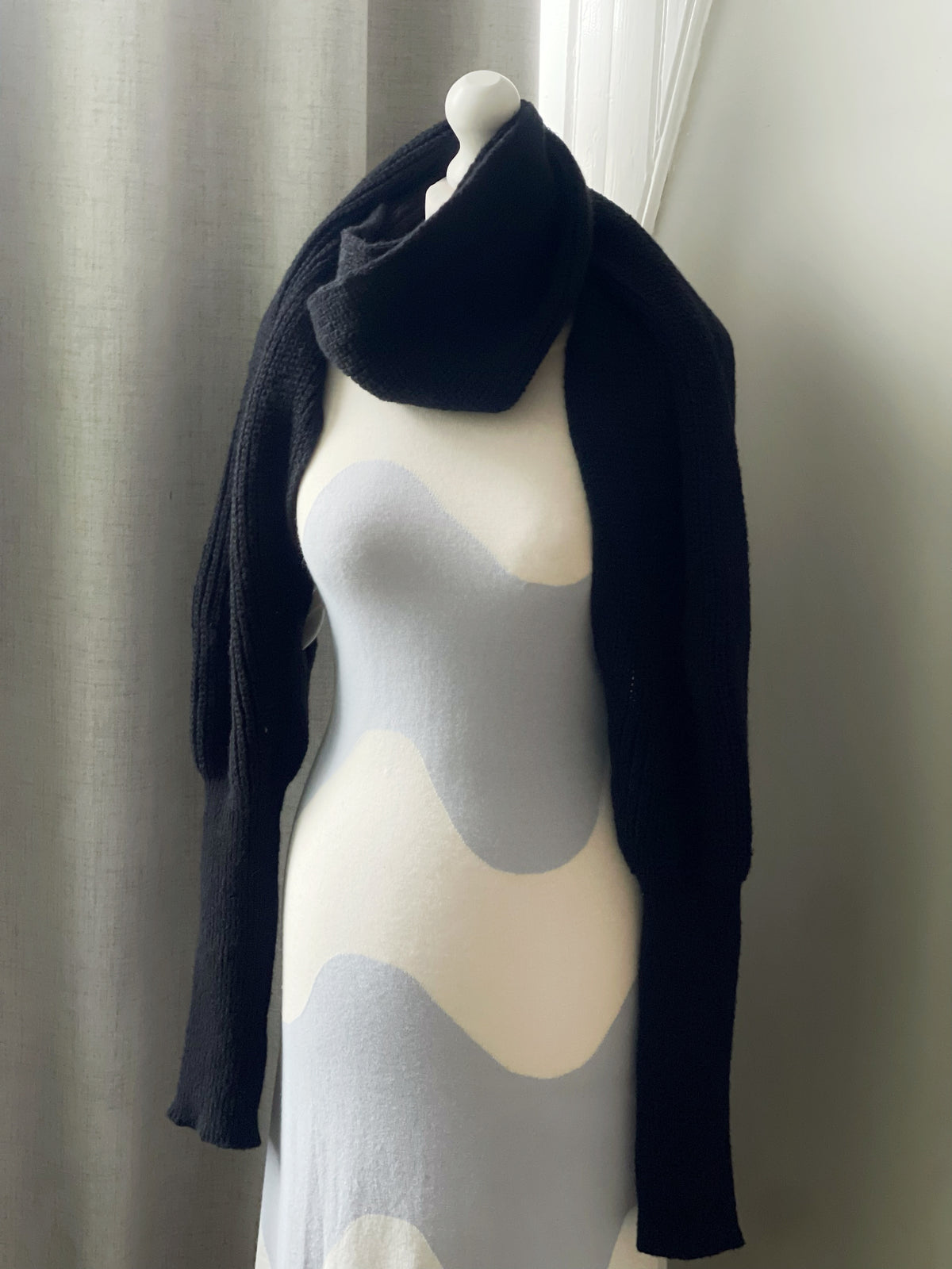 Brushed scarf with thumb holes - Black