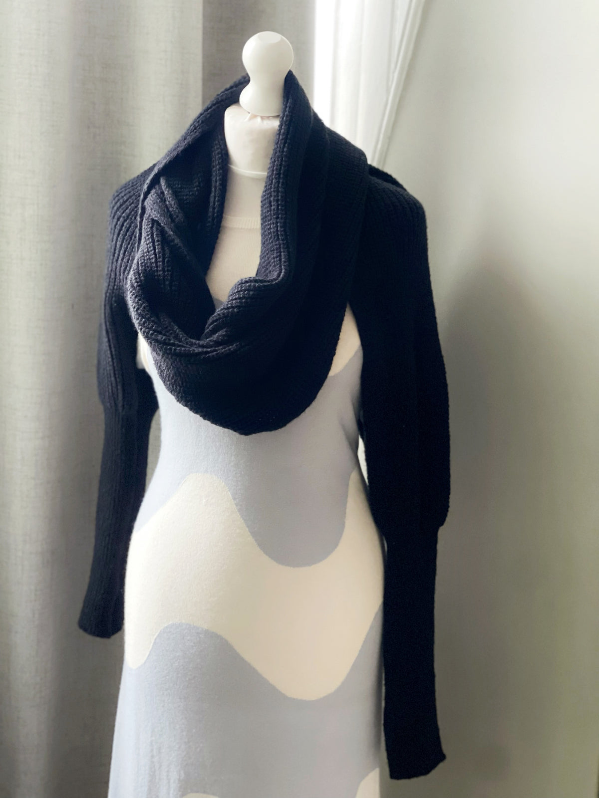Brushed scarf with thumb holes - Black